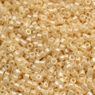 DB1900 Crystal Ivory Ceylon Delica