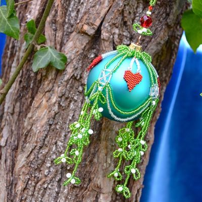 Mistletoe Kisses Bauble Pattern