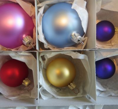 BAU004 2 each 30mm, 40mm, 60mm baubles