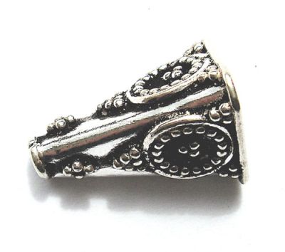 SS084 18x12mm Triangular Bead Cup