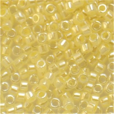DB0232 Lined Crystal/Pale Yellow Lustre Delica