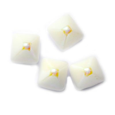 GL5667 6mm White AB Pyramid Stud