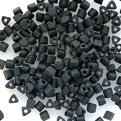 Dip690 3.5mm Matt Black Preciosa Triangles