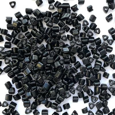 Dip692 2.5mm Gloss Black Preciosa Triangles