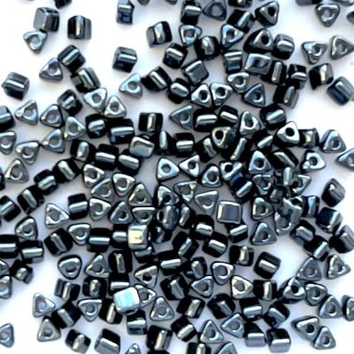Dip693 3.5mm Gunmetal Preciosa Triangles