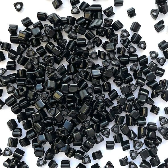 Dip692 2.5mm Gloss Black Preciosa Triangles