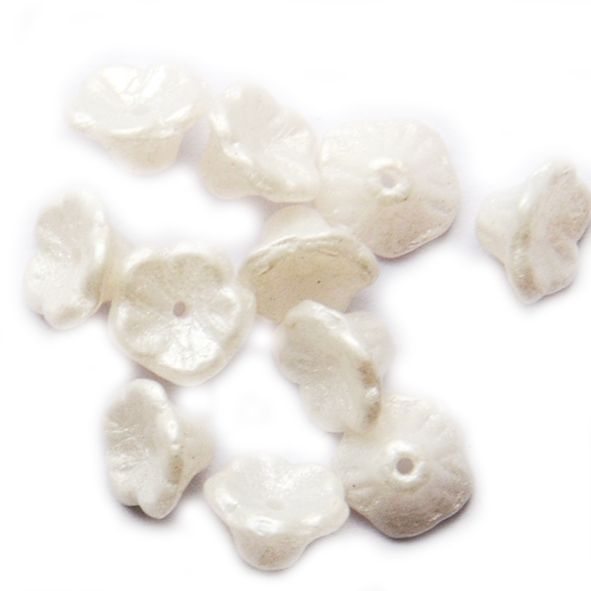 GL4069 7x5mm Pearl White Lily Flower