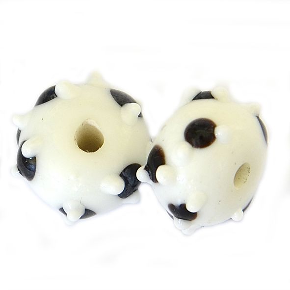 GL6696 Black and White Dotty Bead