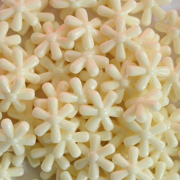 PB188 14mm Cream Flower Bead