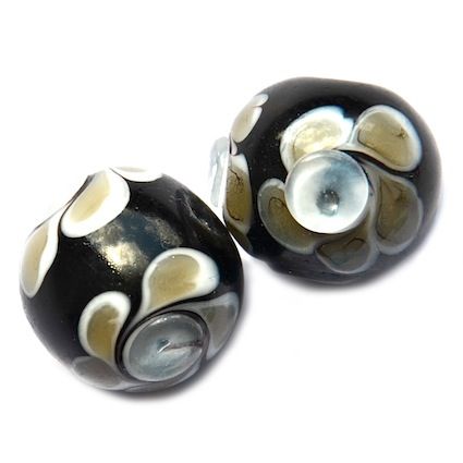 GL5197 16mm Flower Decorated Black Round