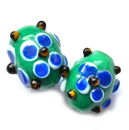 GL5202 18x14mm Blue Flower Decorated Green Oval