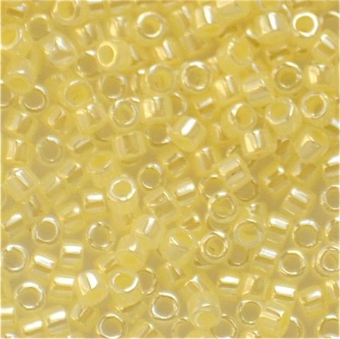 DB0232 Lined Crystal/Pale Yellow Lustre Delica