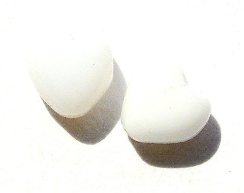 GL1341 6mm Opaque white heart